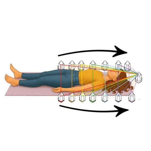 Práctica de Tameana Salush Nahí con cristales de cuarzo alineados en el cuerpo para sanación energética, curso presencial y a distancia La Alquimia del Alma